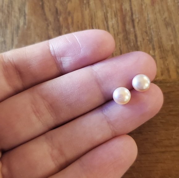NWOT Tiny 6mm Pink Freshwater Pearl Stud Earrings - Picture 1 of 8